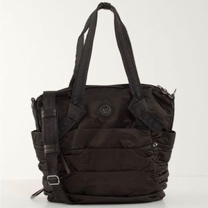LULULEMON TRIUMPHANT TOTE IN BLACK